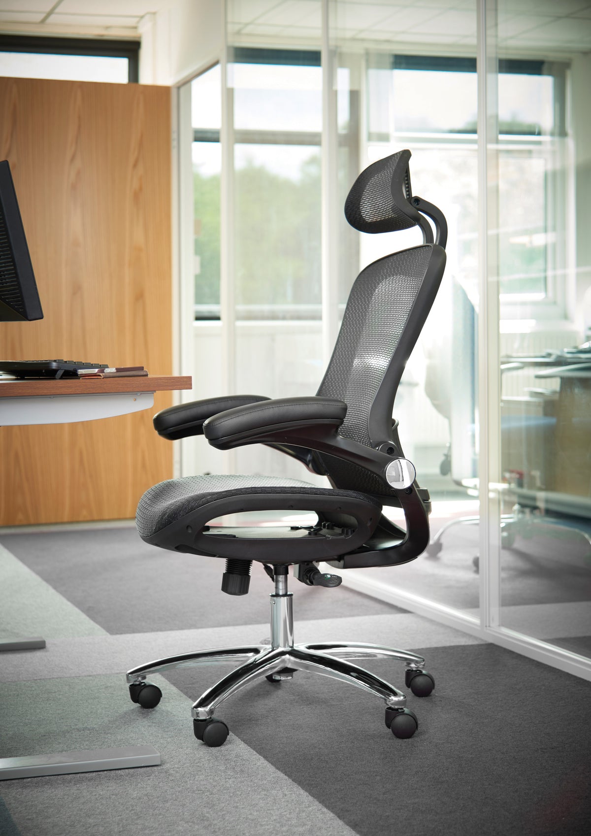 Curva Mesh Executive Chair in an office