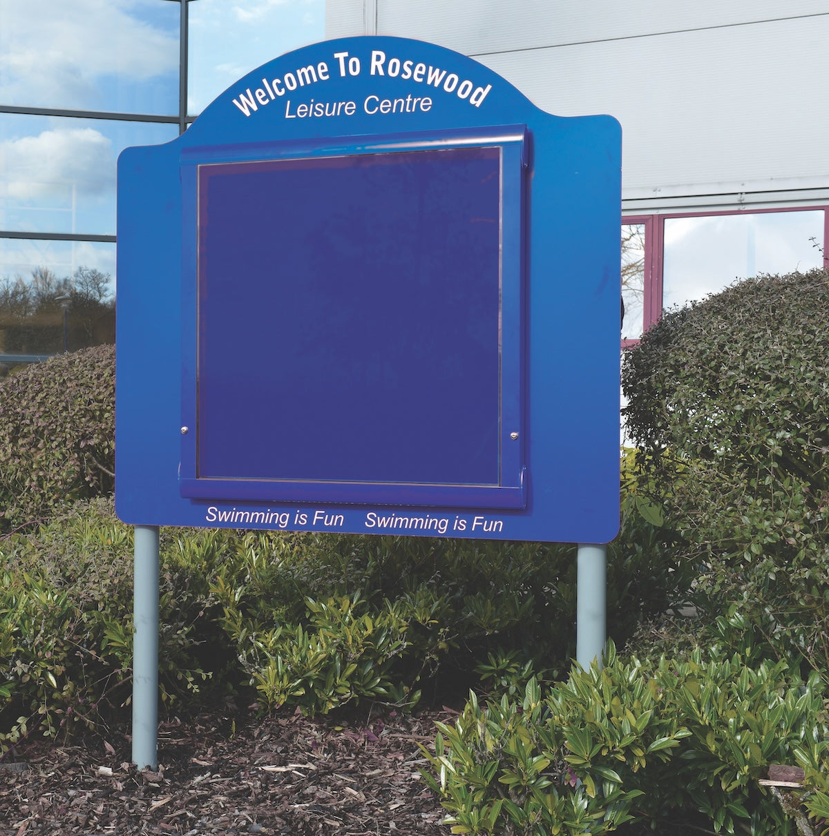 WeatherShield Contour Freestanding Outdoor Sign Sunken Post, 750 x 1000 mm (4 x A4 Landscape), Red Frame, Red Felt
