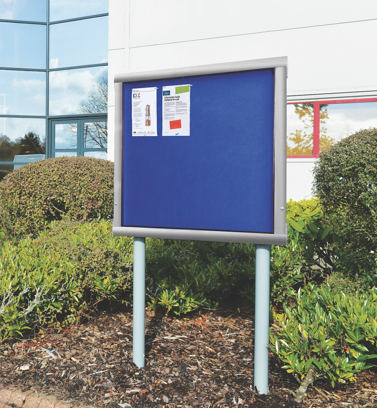 WeatherShield Freestanding Outdoor Showcase (Sunk Post), 780 x 1031 mm (9 x A4), Red Frame, Red Felt